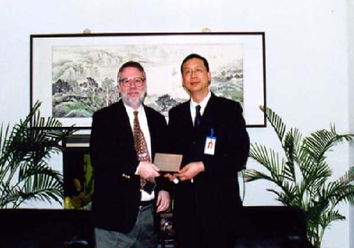 2005年12月美国夏威夷大学旅游管理学院院长杰姆森教授来学院交流访问.jpg