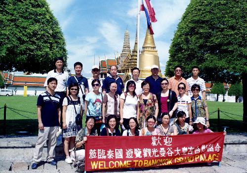 学院员工在泰国曼谷大皇宫合影.jpg