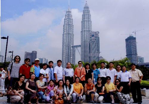 学院员工在马来西亚双峰塔合影.jpg