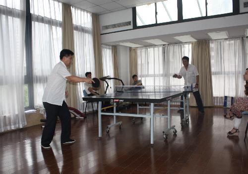 学院组织员工乒乓球比赛.jpg