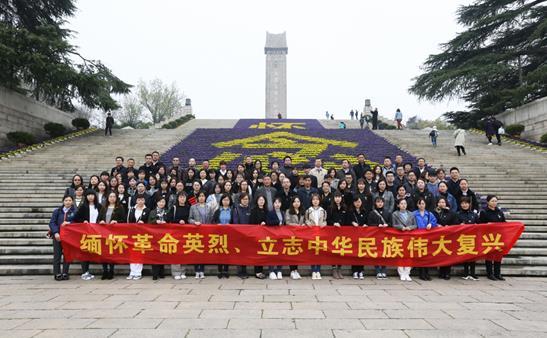 强化党员意识 提升党性修养——学院组织党员参加清明祭扫活动1.jpg