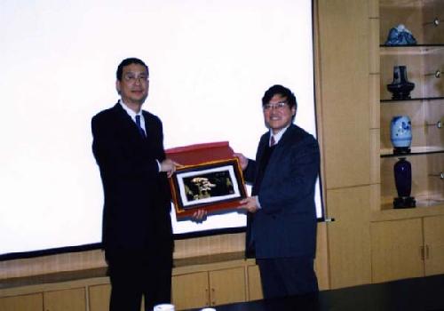 2001年12月安徽省经济信息中心张令保主任来学院交流访问，向学院领导赠送纪念品.jpg