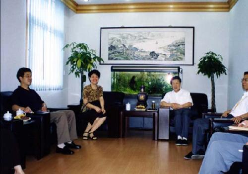 2002年7月浙江省经贸委张宝玲主任一行来学院交流访问.jpg