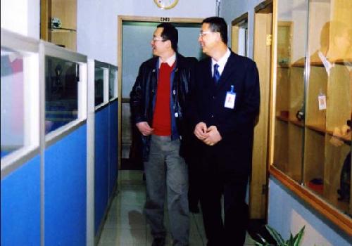 2006年11月浙江华门房地产集团有限公司徐群董事长来学院访问交流.jpg