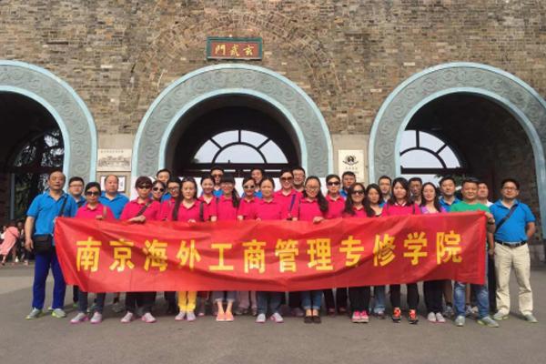 学院举行五四青年节“环湖健步行”活动.jpg